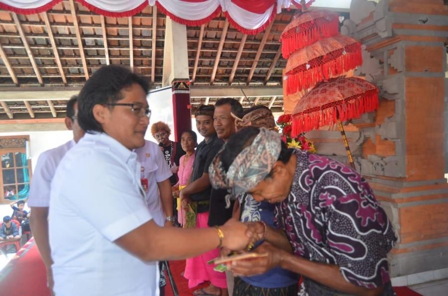 podiumnews.com-Bupati Serahkan 565 Bantuan Rumah Layak Huni, Dibangun Gotong-Royong dengan Bentuk Seragam